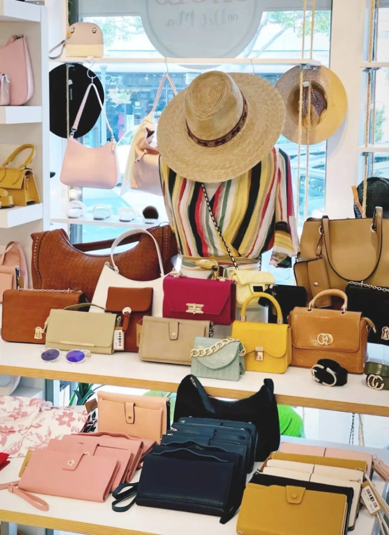 Del Mar’s exquisite collection of handbags, purses, and hats for women’s hand style.