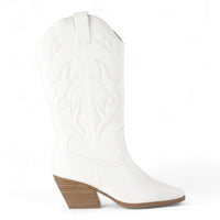 White leather cowboy boots with pointed toe and angled heel for Wild West style