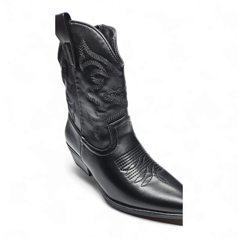 Black leather cowboy boot Willa Wonka with decorative stitching and pointed toe